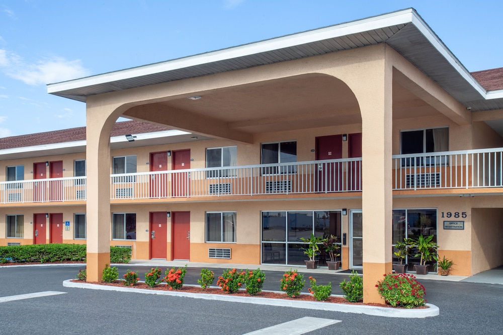 Howard Johnson By Wyndham Vero Beach/I-95 1/42