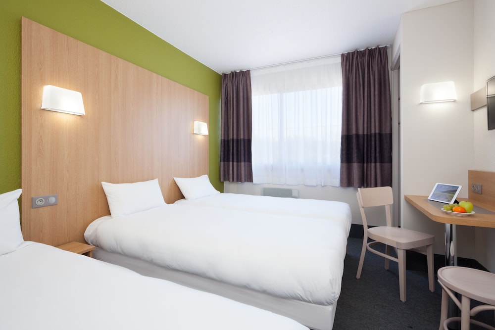 ROOM, TRIPLE, 1 DOUBLE AND 1 SINGLE BED