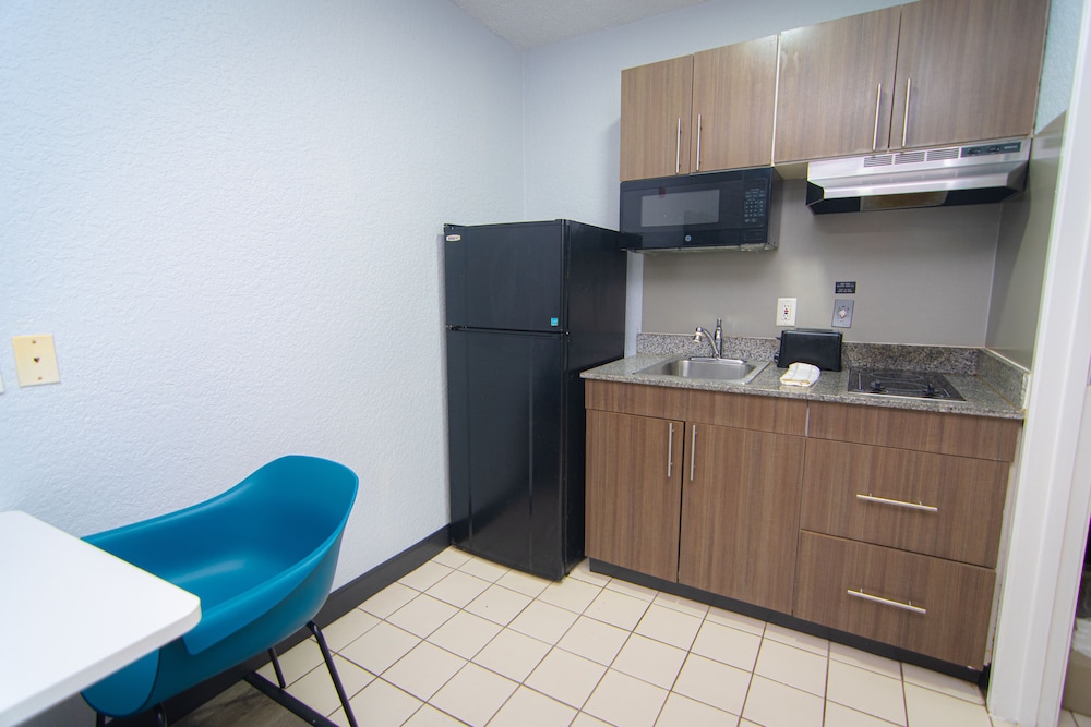 Studio 6 Extended Stay - West Palm Beach, FL 39/52