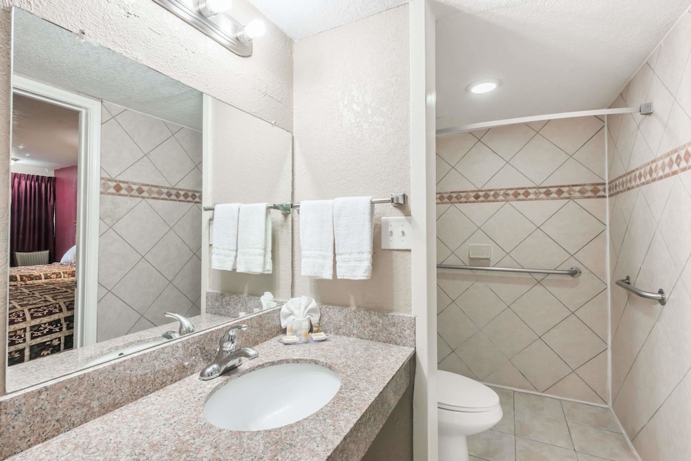 Days Inn by Wyndham San Antonio Splashtown/ATT Center 12/22