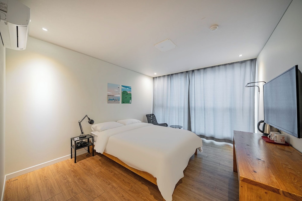 SUPERIOR, QUEEN BED