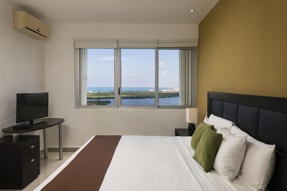 Suites Malecon Cancun 10/70