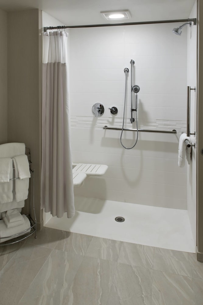 Delta Hotels By Marriott Utica 57/57