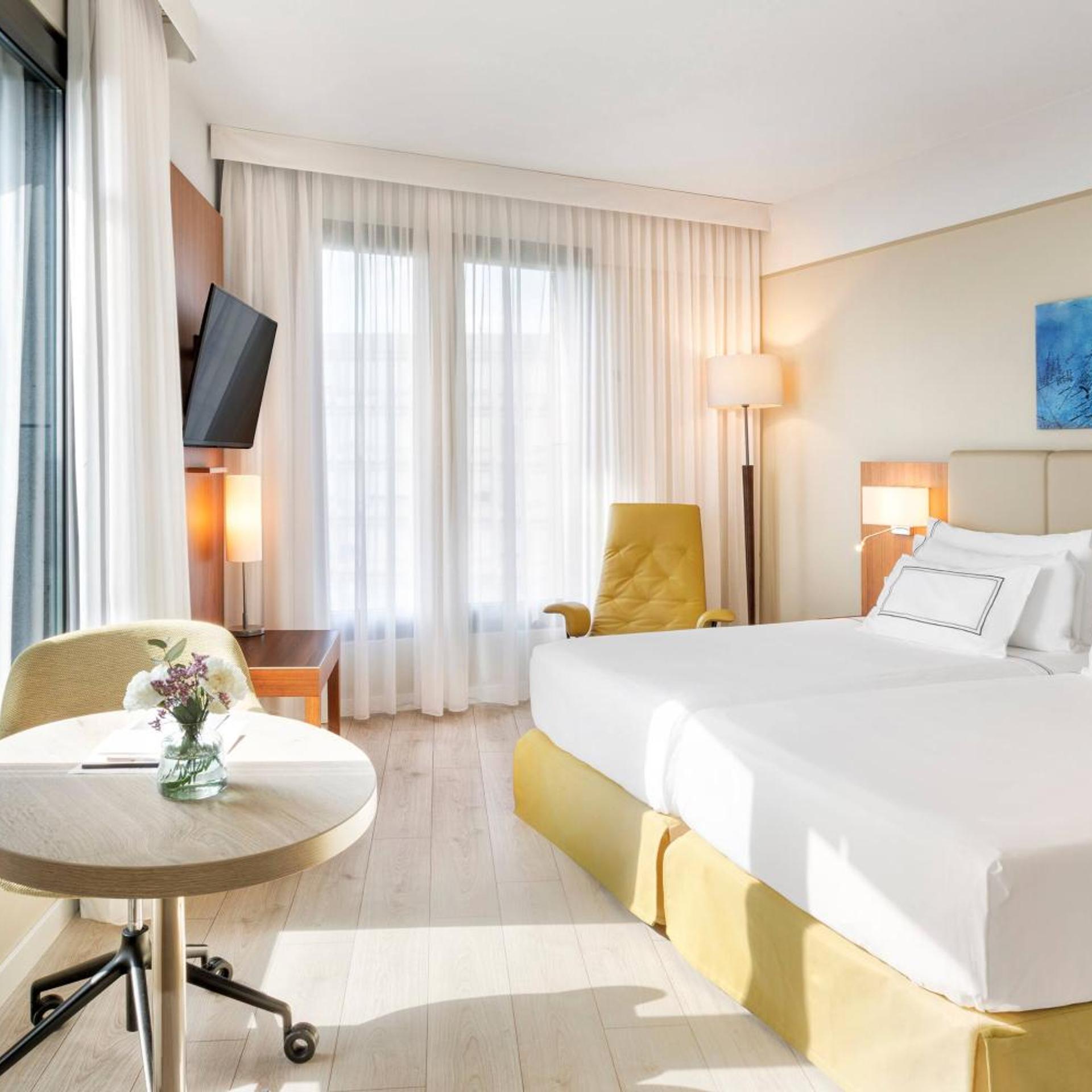 Grand, the Level, Suite, Executive Lounge Access