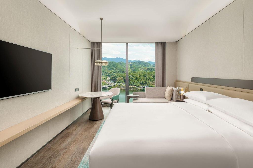 Guest Room, Executive, King Bed, Mountain View, Executive Lounge Access