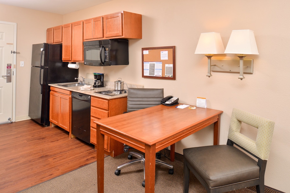 Candlewood Suites Lafayette- River Ranch 43/58