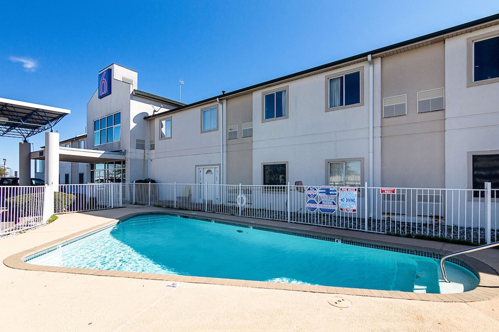 Motel6 Terrell, TX 45/58