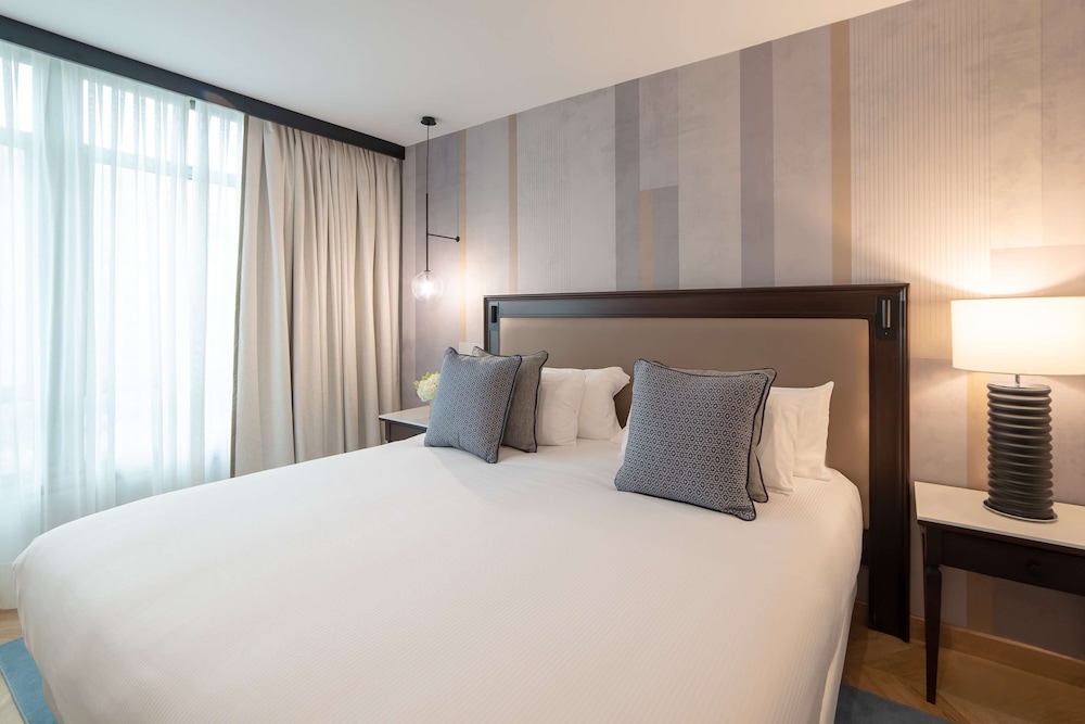 DELUXE, KING BED, CITY VIEW