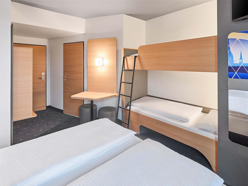 FAMILY, QUADRUPLE, DOUBLE AND BUNK BED