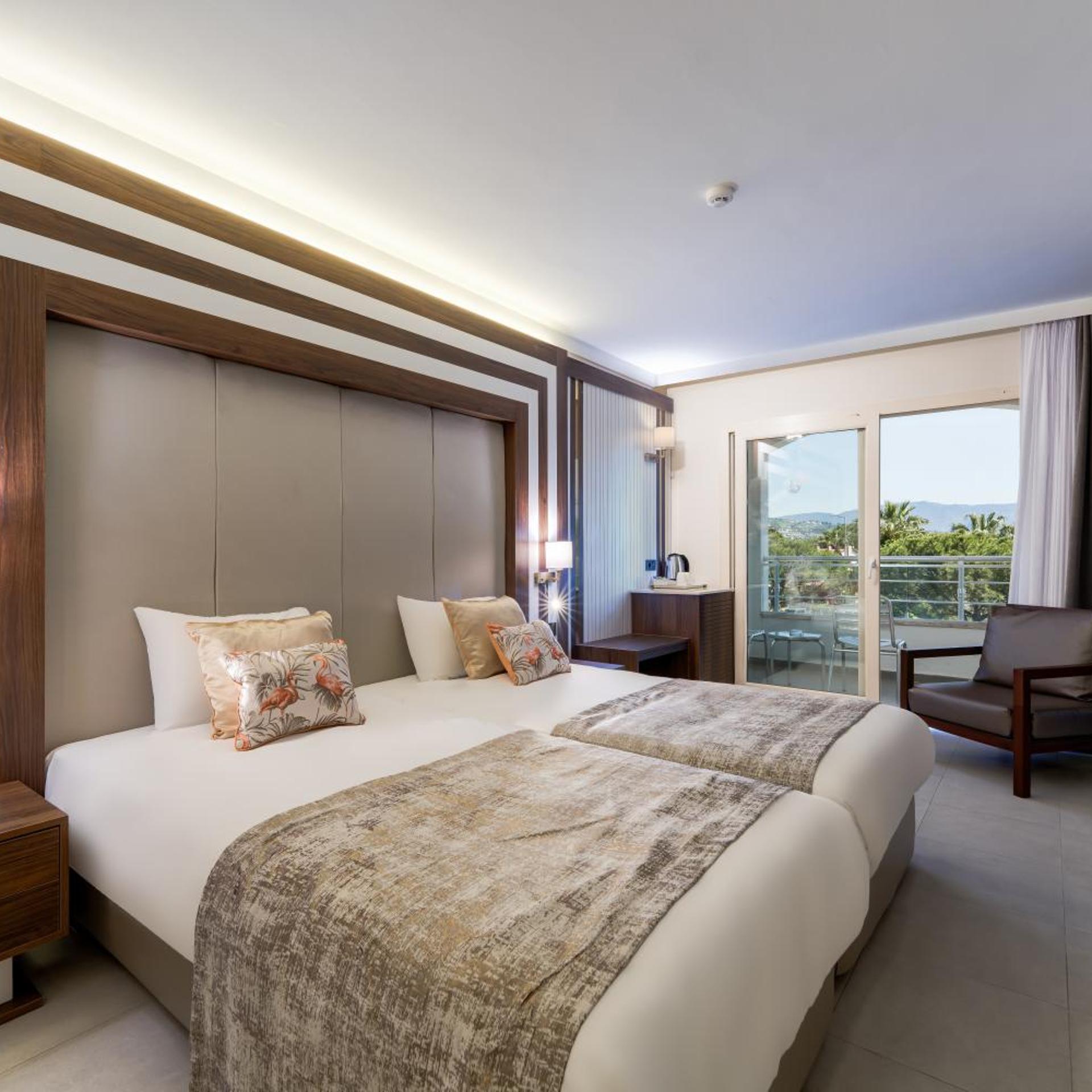 Standard, Double or Twin Bed, Land View
