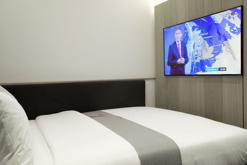 ROOM, QUEEN BED, NO WINDOW