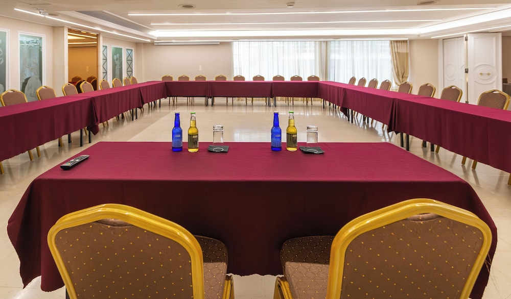 Ilisia Hotel 61/68