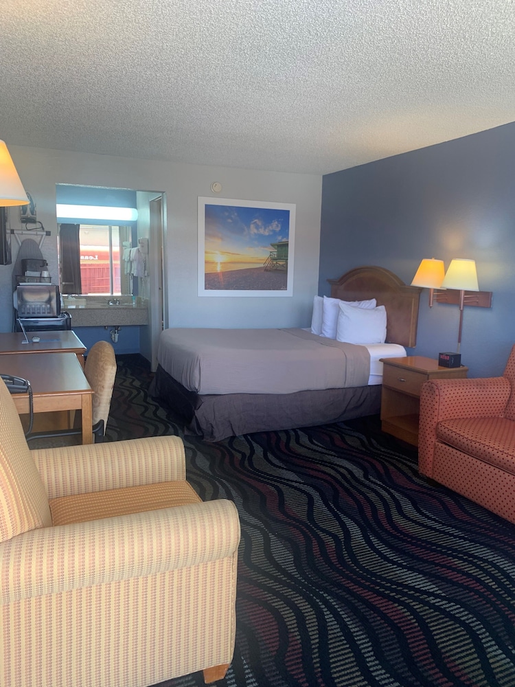 Days Inn by Wyndham Fort Myers 17/31