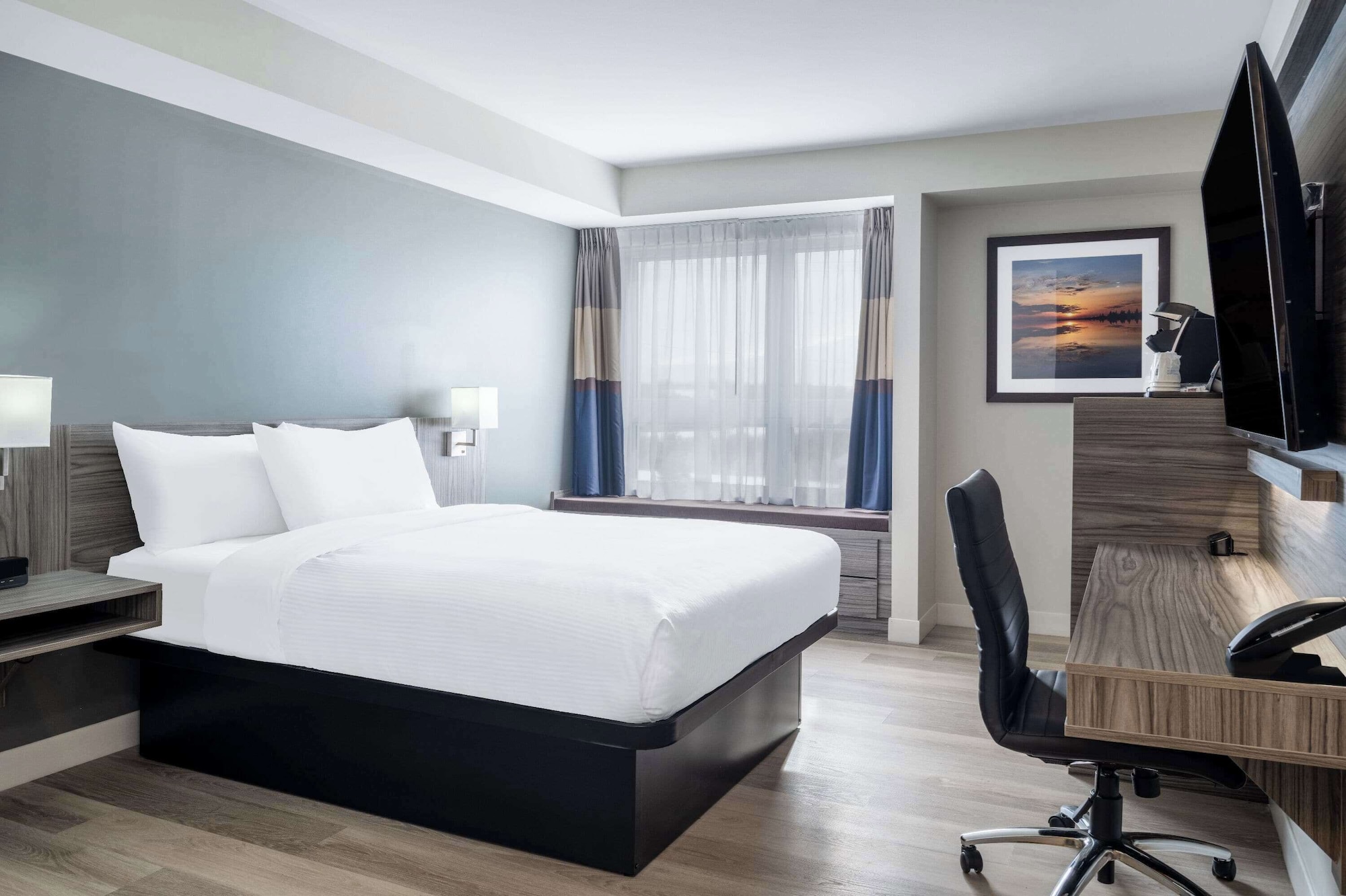 ROOM, QUEEN BED
