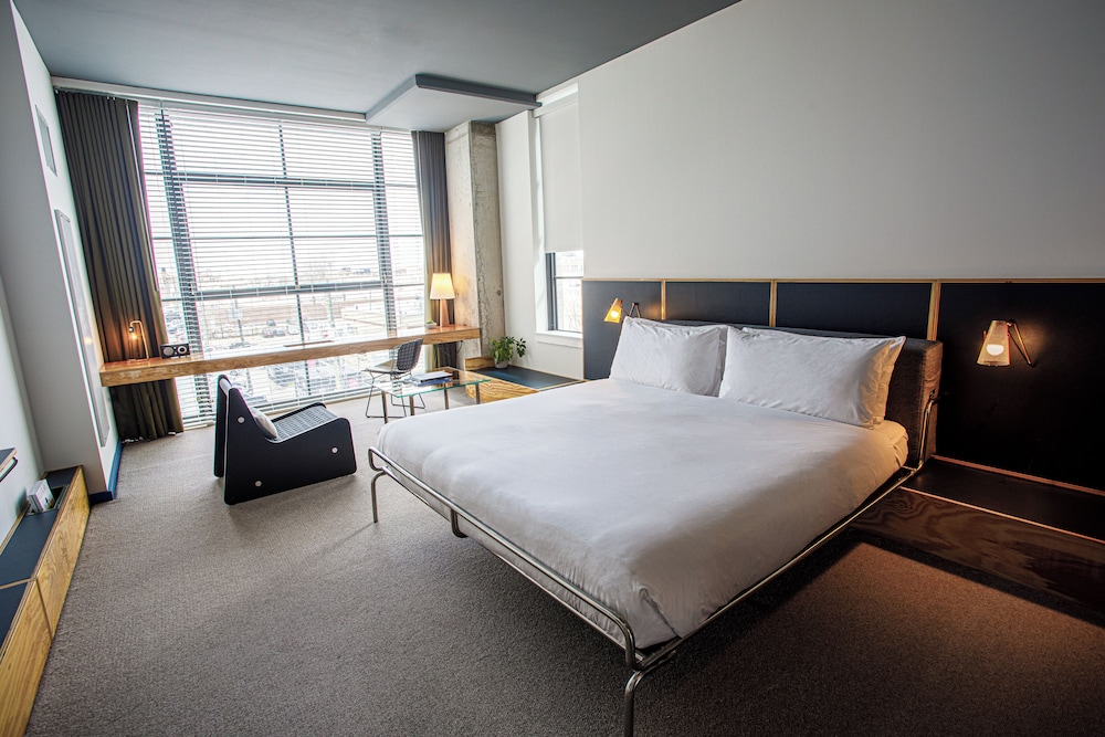 The Emily Hotel 18/70