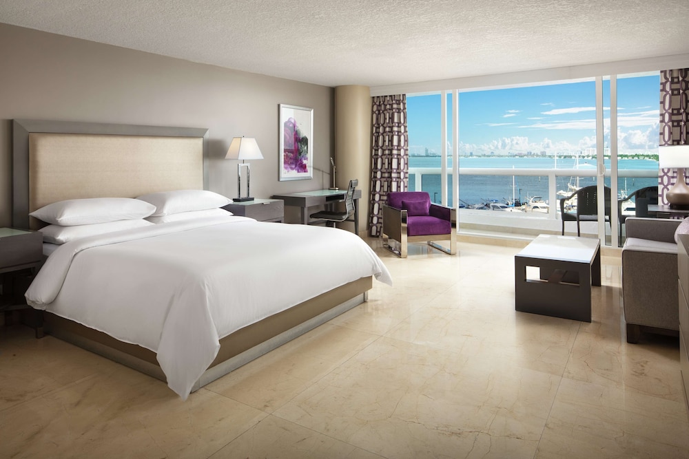 JUNIOR SUITE, KING BED, BAY VIEW, BALCONY