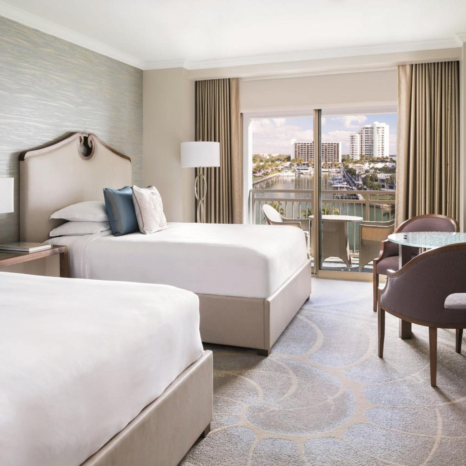 غرفة بسريرين كوين بإطلالة على المرسى بشرفة، The Ritz Carlton Sarasota 3/4