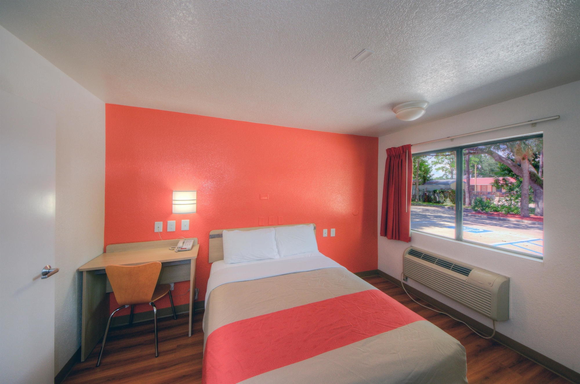غرفة قياسية بسرير كوين، Motel6 Bradenton, FL 2/10