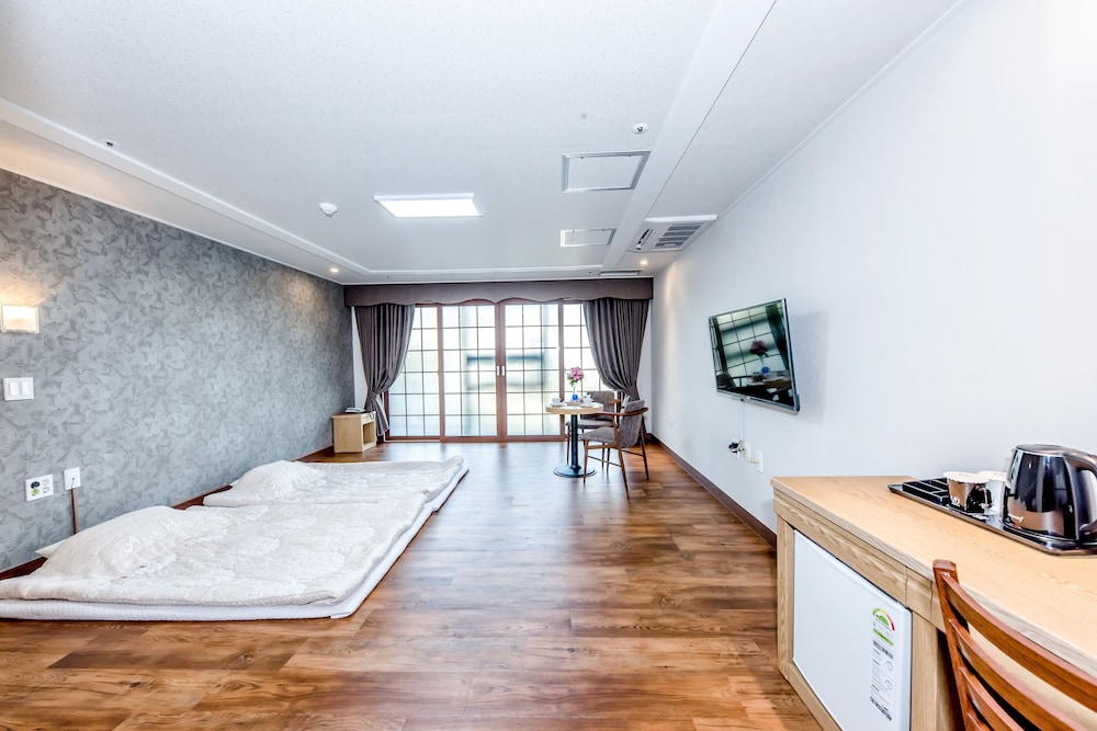 Leslie Hotel 24/42