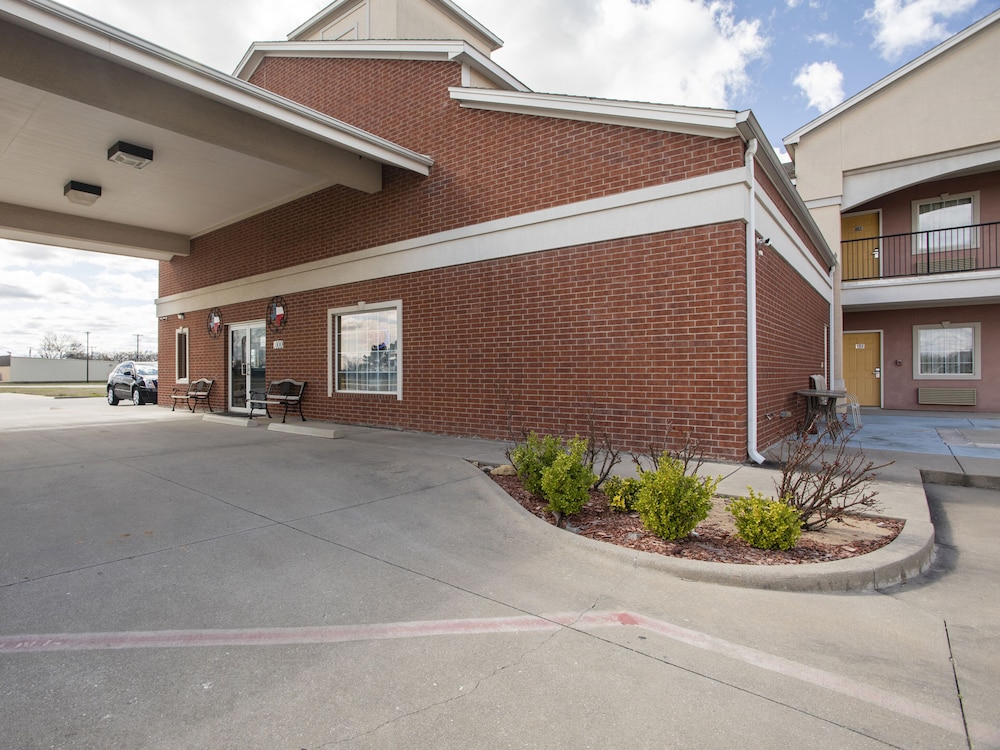 OYO Hotel Valley View TX, I-35 24/32