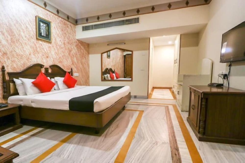 HOTEL SHIRAAZ, PANCHKULA 2/4