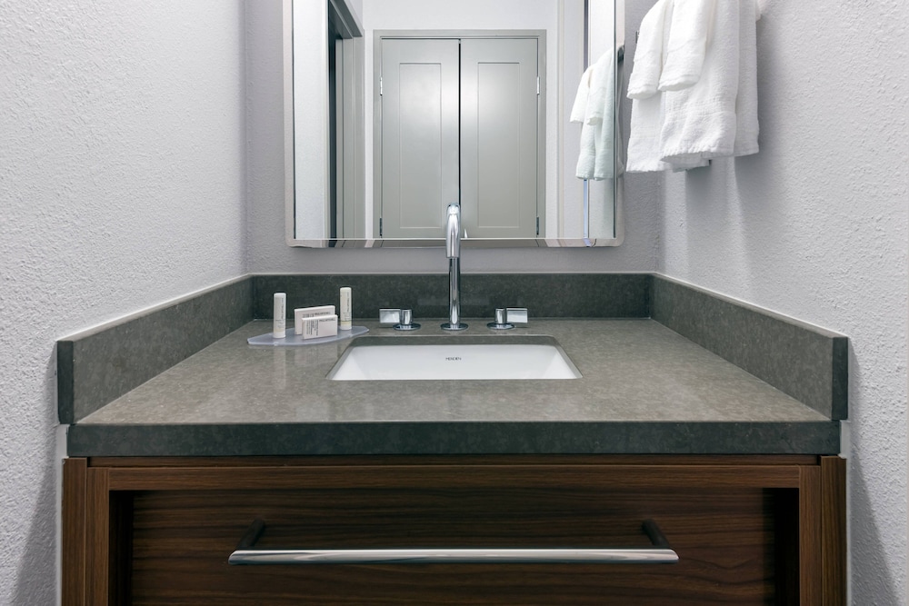 Courtyard by Marriott Tallahassee North/I-10 Capital Circle 6/53