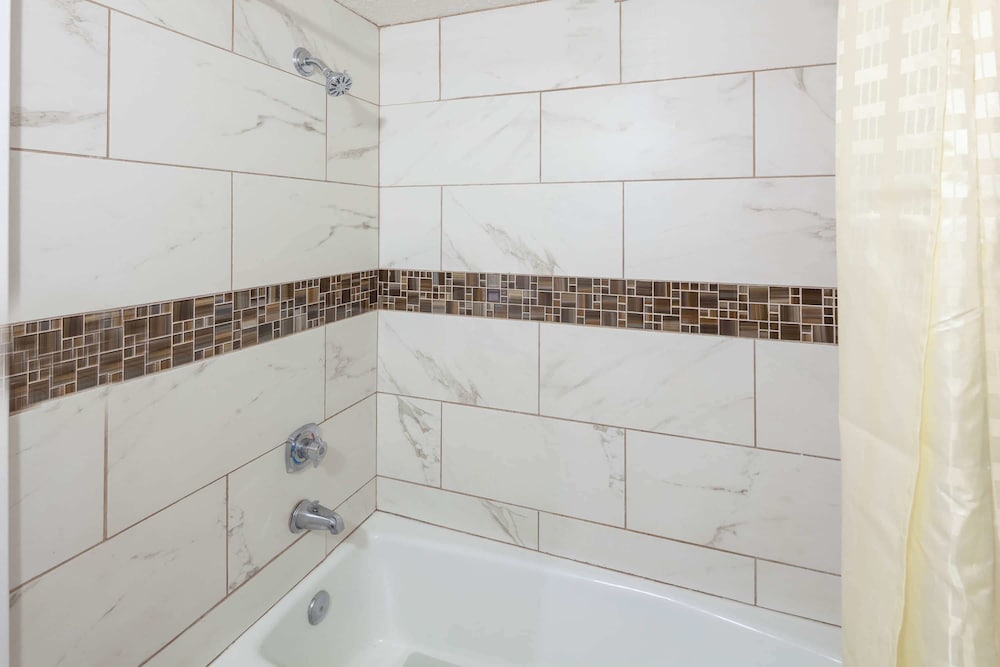 Travelodge By Wyndham Harbor City 17/29