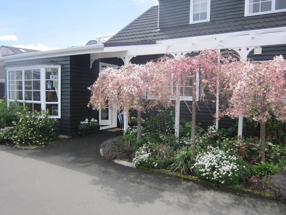 Cottage Mews Motel photo2