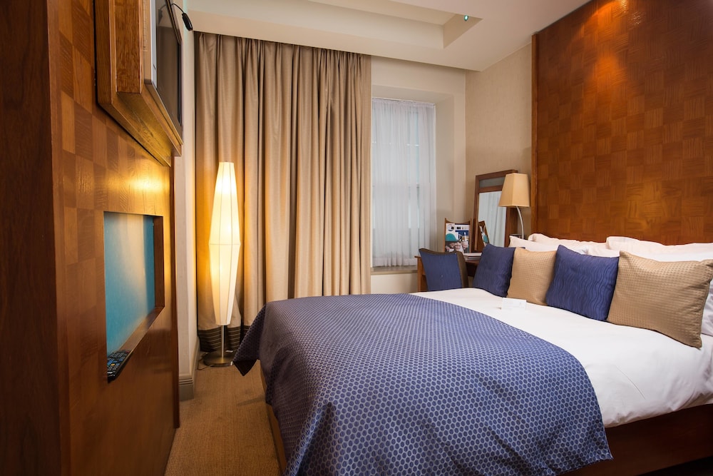 Royal Yacht Hotel 25/75