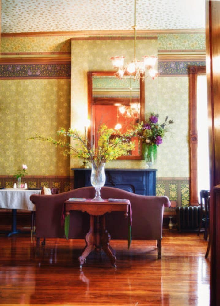 Whiskey Mansion Bed and Breakfast 4/22