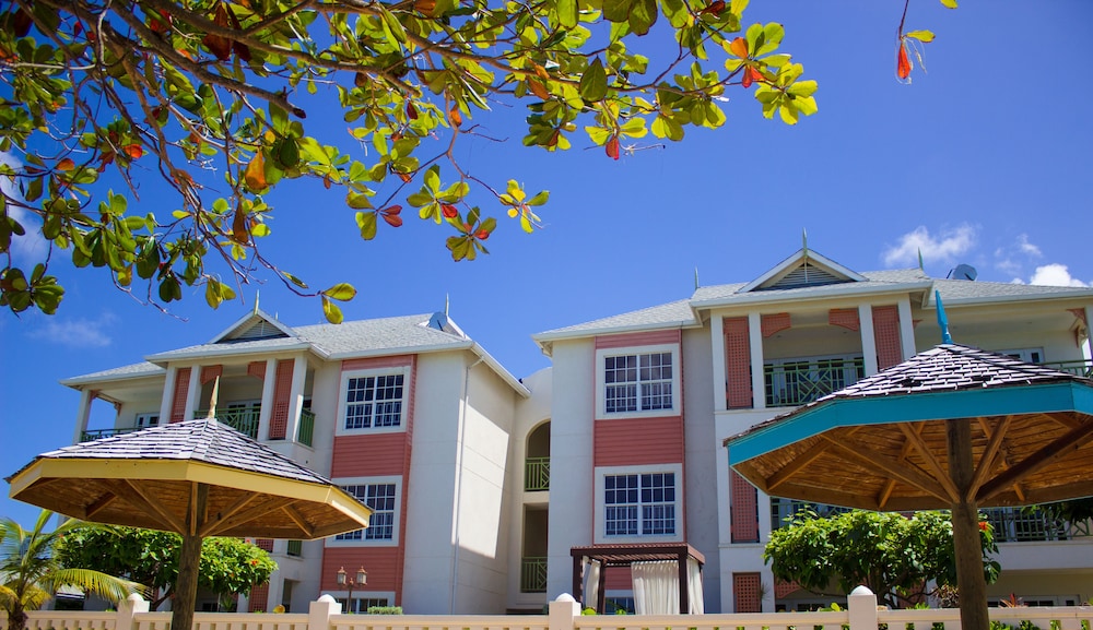 Bay Gardens Beach Resort and Spa 9/75