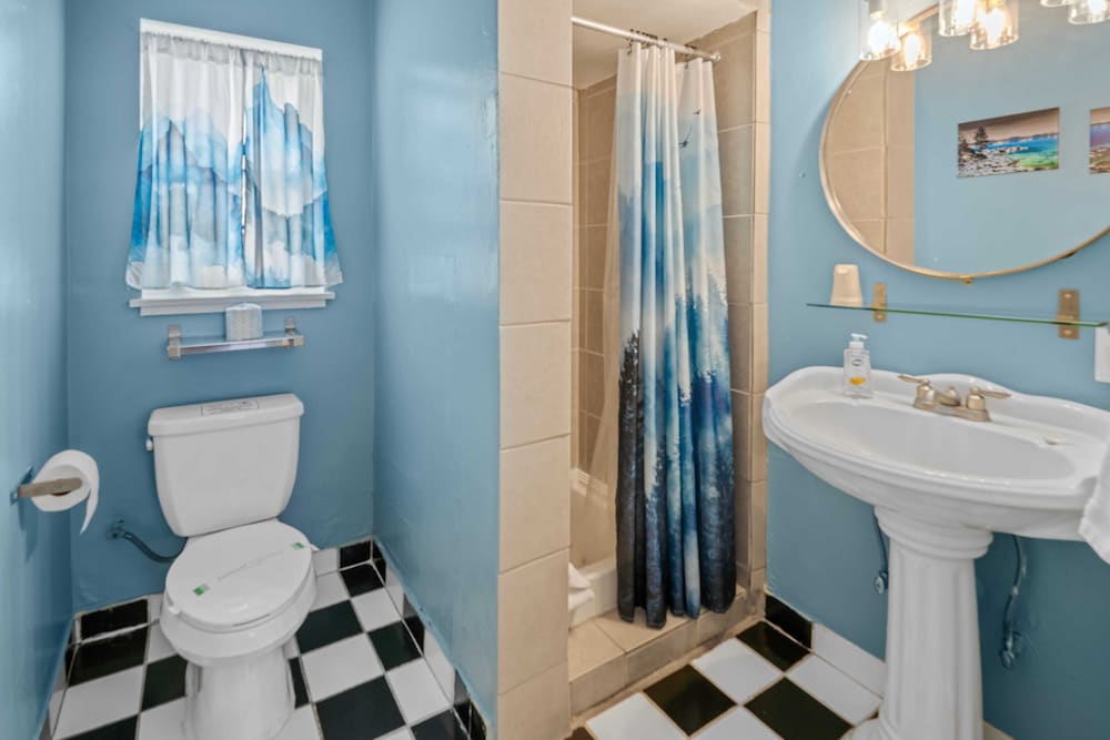 Bluebird Day Inn & Suites 60/68