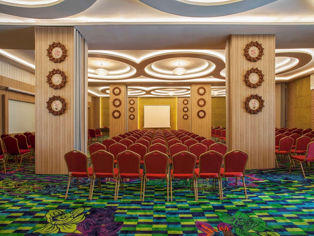 IBIS STYLES CIKARANG 28/35