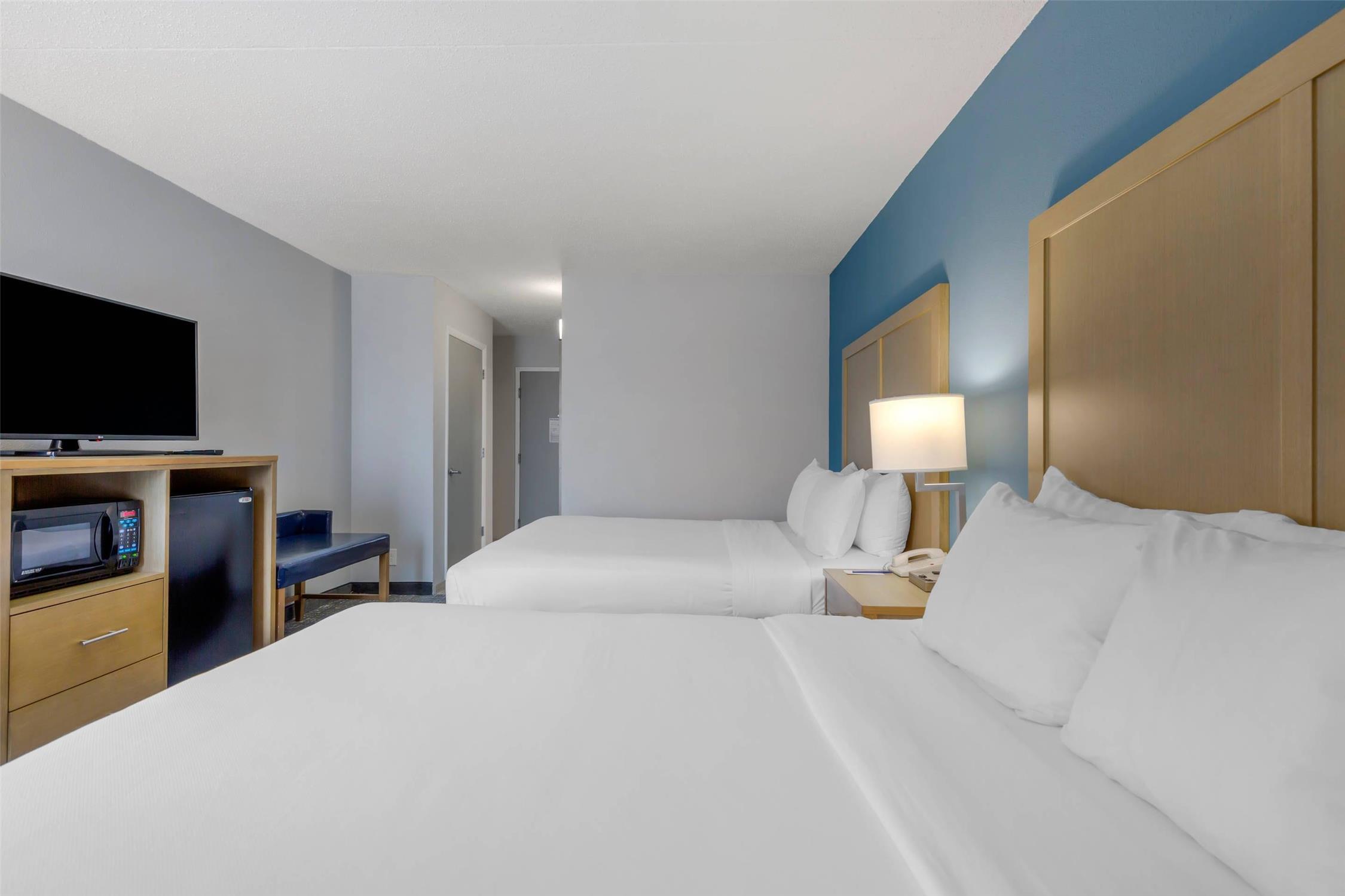 EFFICIENCY, 2 QUEEN BEDS