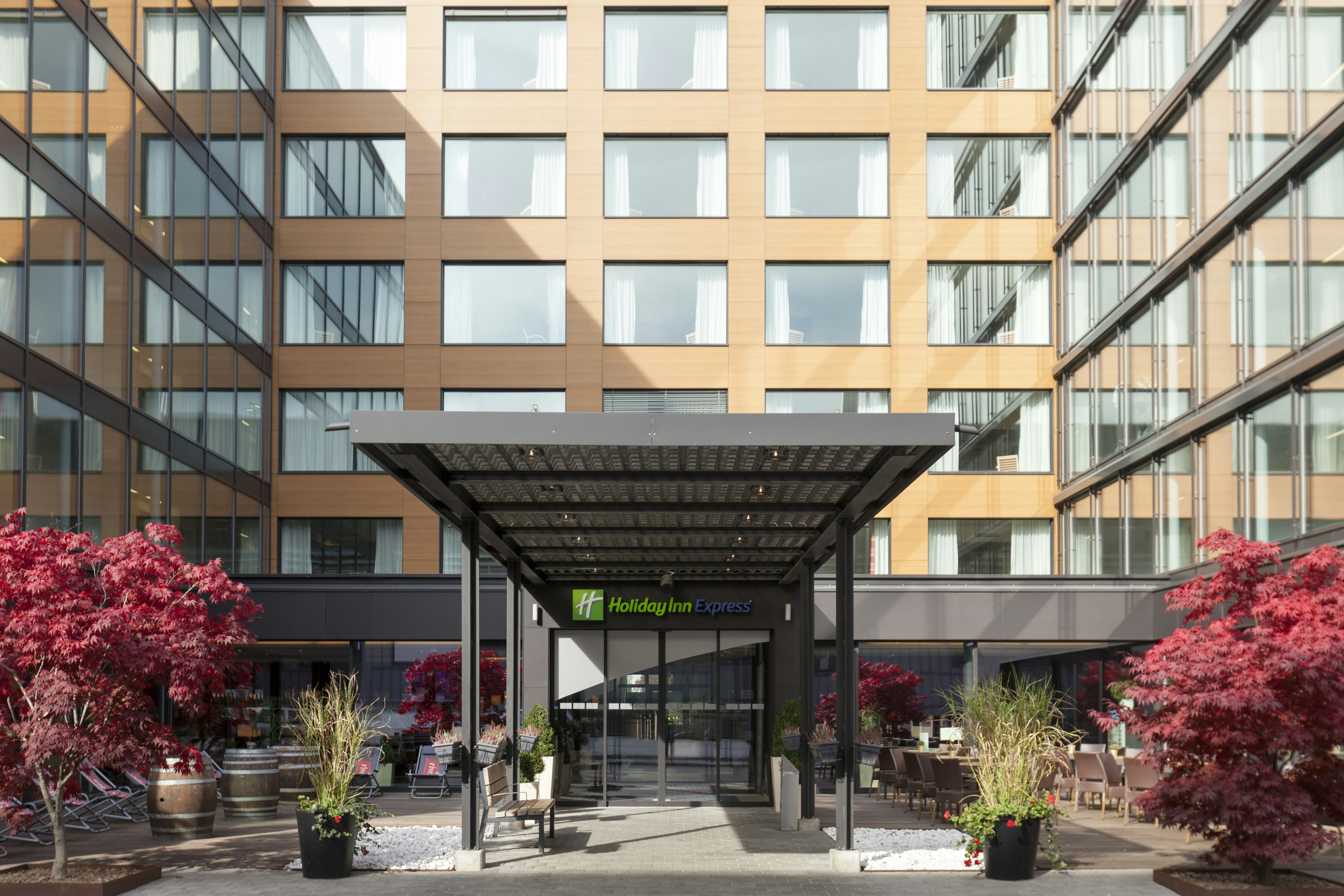 HOLIDAY INN EXPRESS ZURICH AIRPORT 6/80