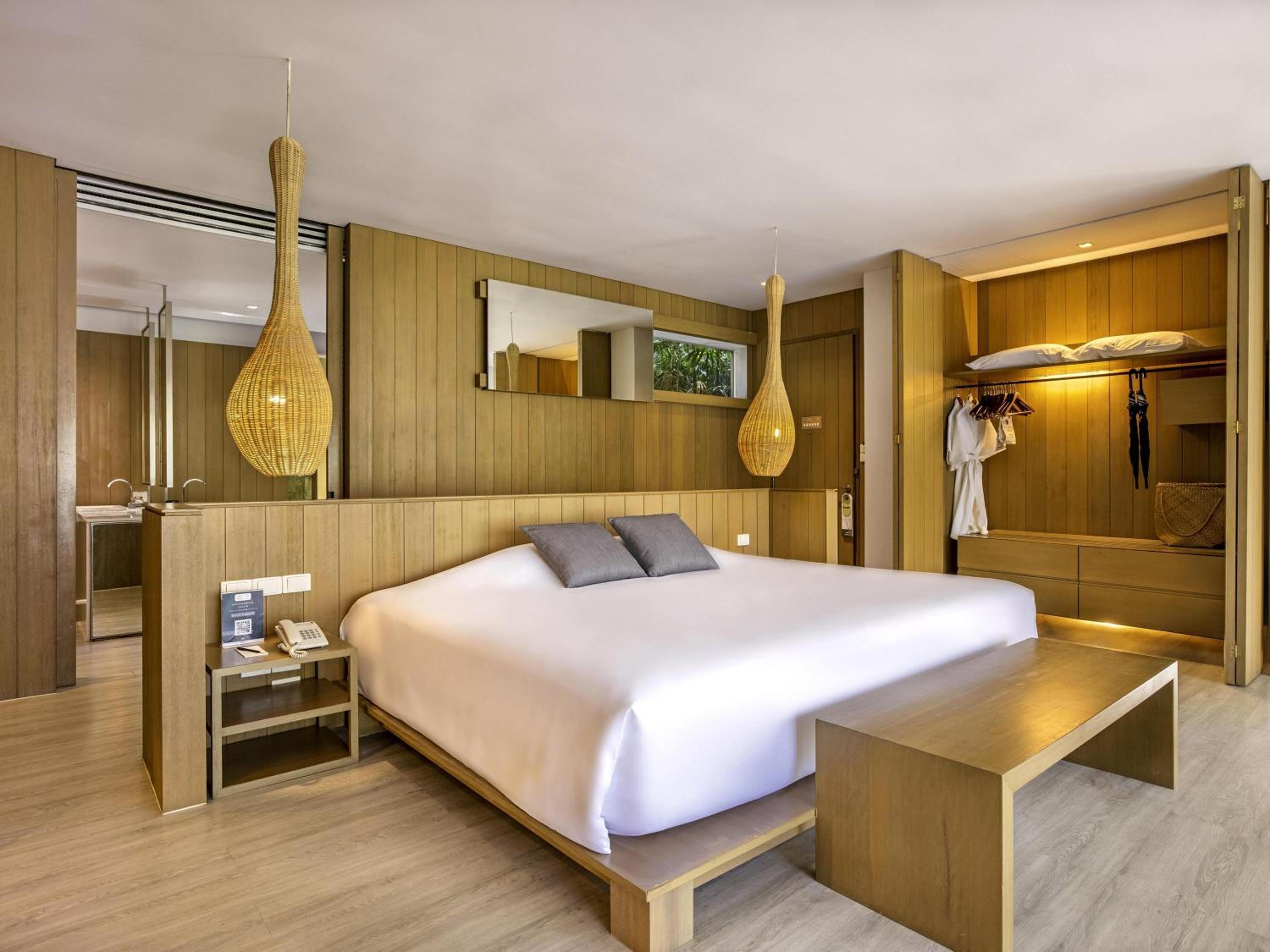 Pavilion, Queen Bed, Sofa