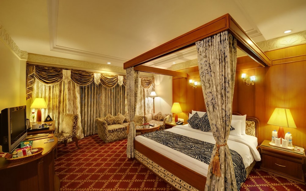 Hotel Babylon International 6/27