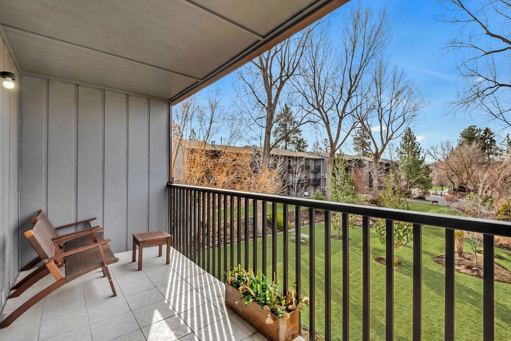 Bend Riverside Inn &amp; Suites 32/51