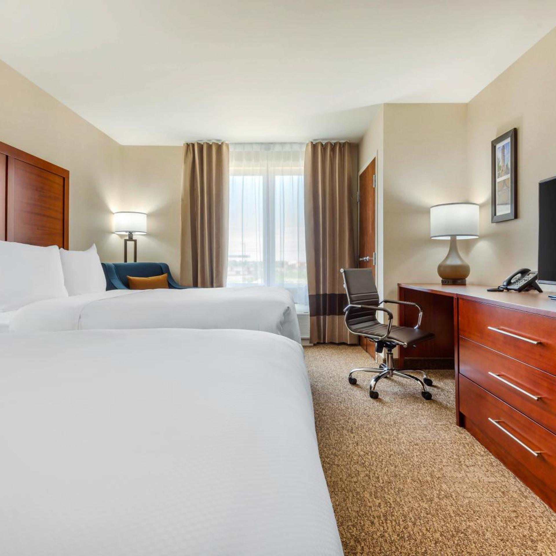 غرفة بسرير كينج وسريرين كوين، Comfort Inn & Suites Napanee, ON 7/9