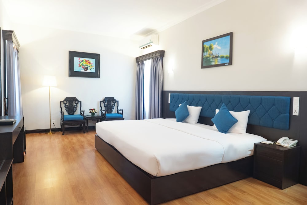 Royal Hotel Saigon 27/70