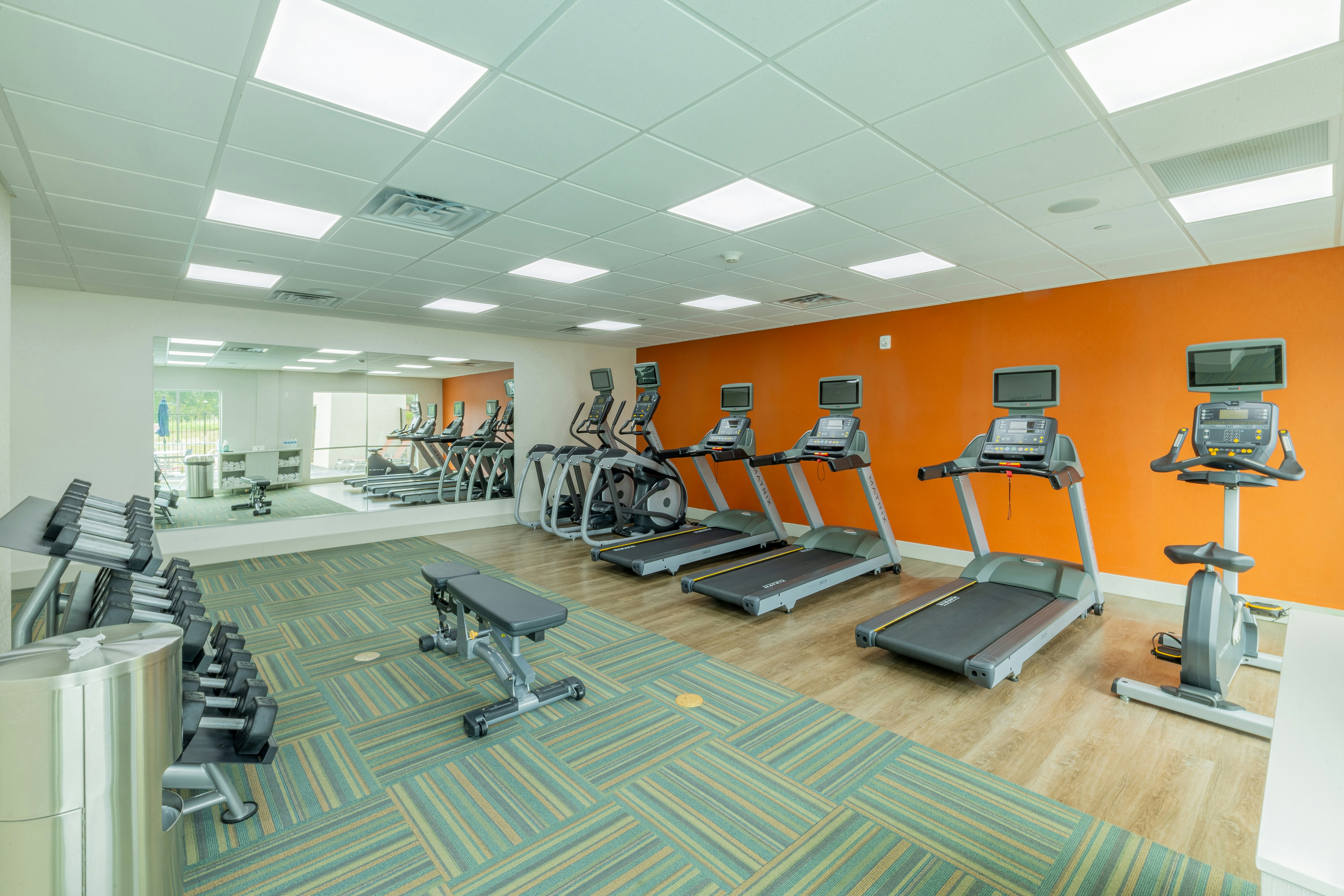 Holiday Inn Express Suites Lindale 36/68