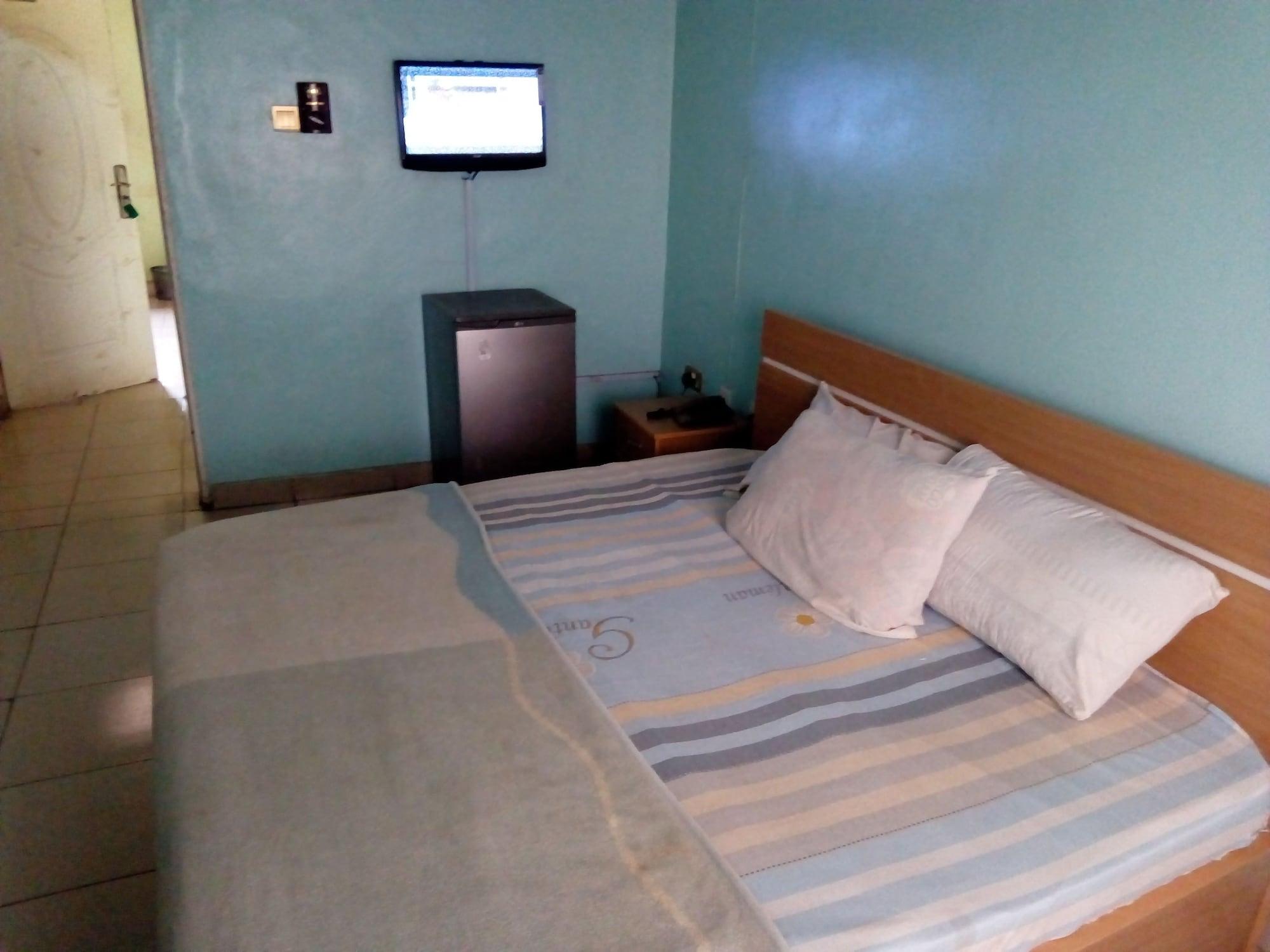 Adebayowa Hotel 8/17