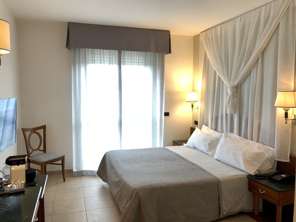 Ariae Hotel 11/45