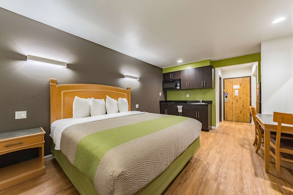DELUXE, KING BED, KITCHENETTE, SMOKING