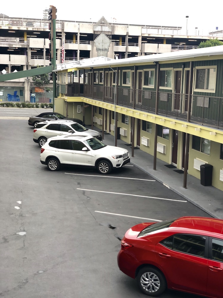 Lombard Plaza Motel 52/64
