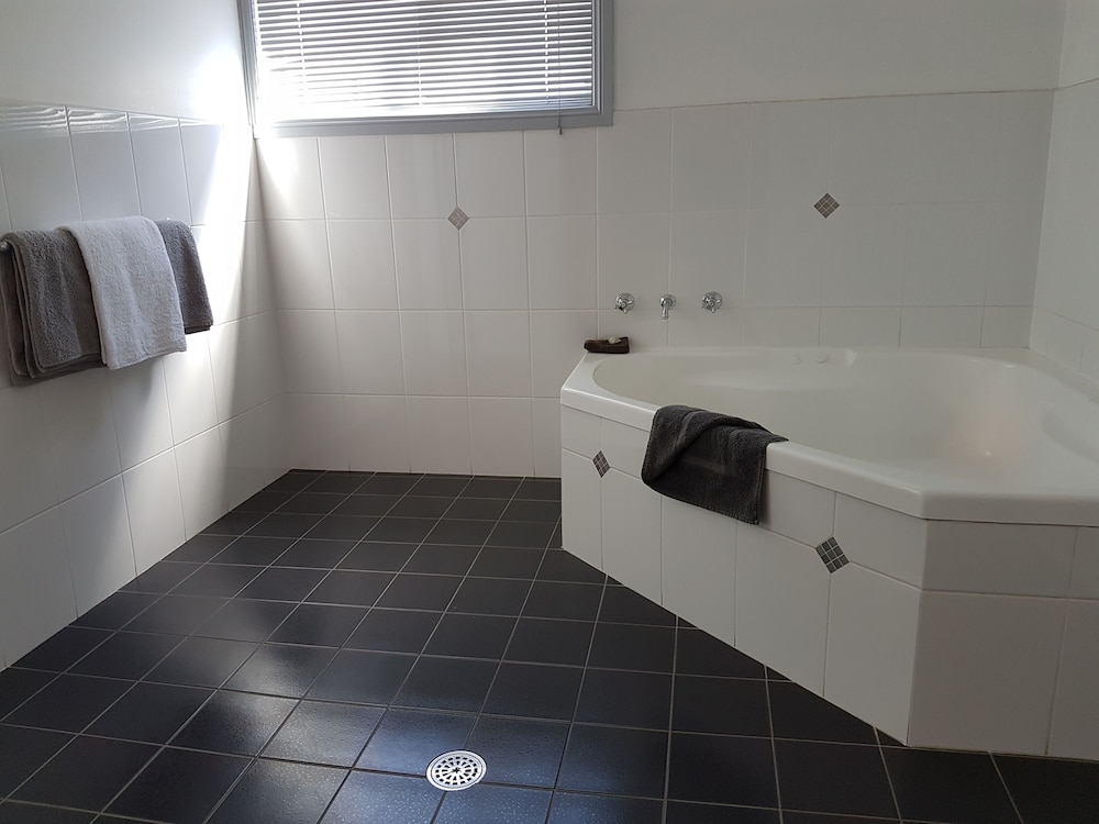 SWAGGERS MOTOR INN(FORMERLY Sundowner Yass) 45/46