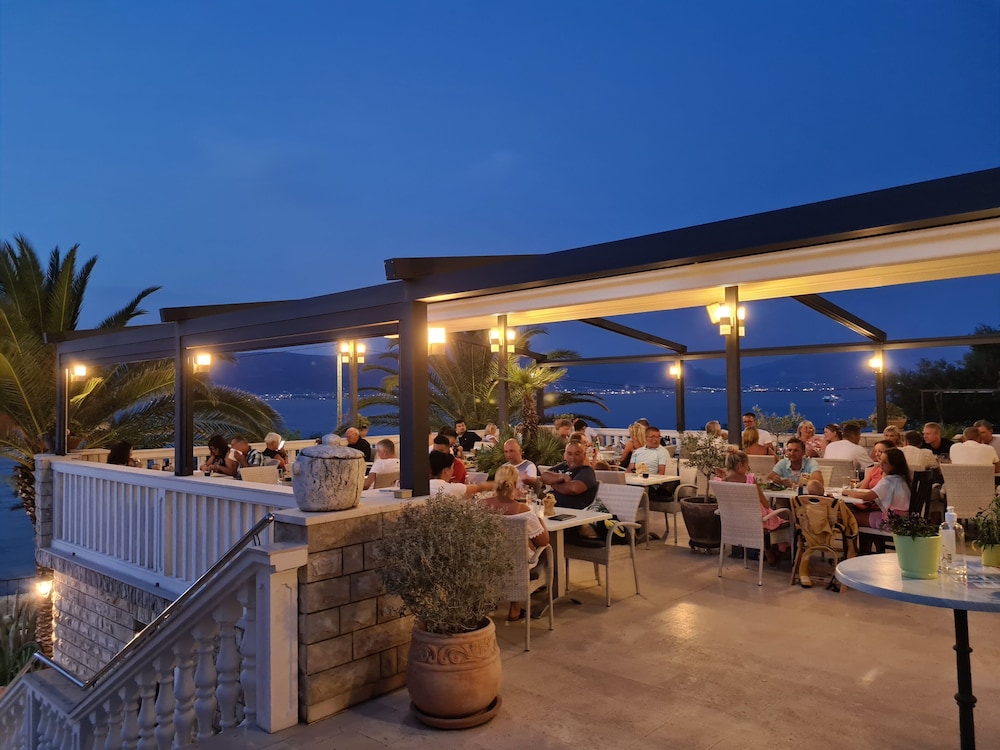 Hotel Vila Tina 42/50