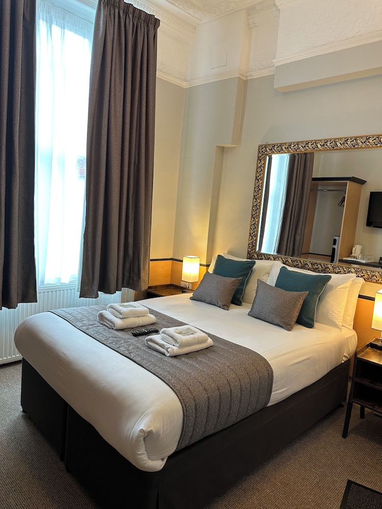 Tudor Court Hotel 11/50
