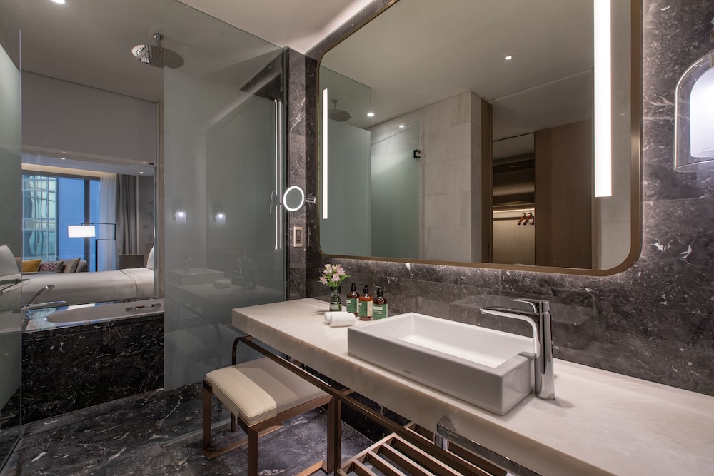 غرفة بريميوم بسرير كينج مع دخول صالة النادي، Crowne Plaza Kuala Lumpur City Centre 5/6