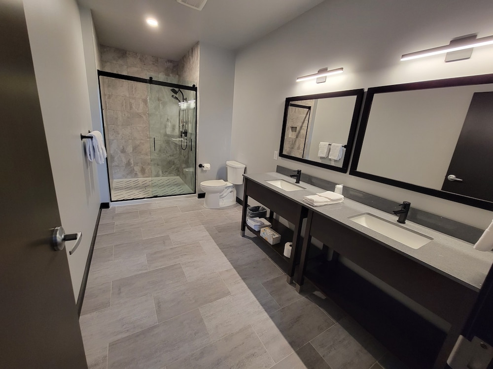 Watershed Hotel 46/48